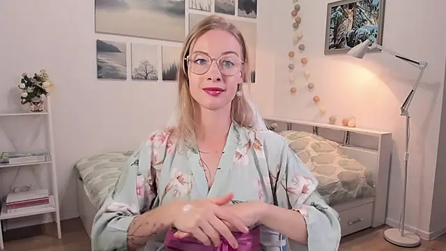 Snapshot of MissRightX chatting on September 17, 9:11 am MissRightX online show from September 17, 9:11 am