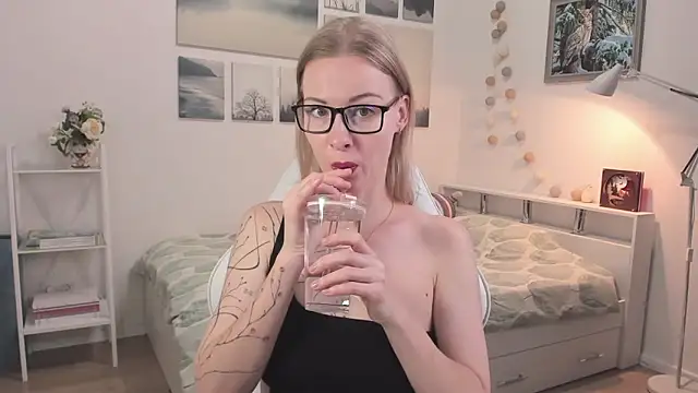 Snapshot of MissRightX chatting on November 4, 10:47 am MissRightX online show from November 4, 10:47 am