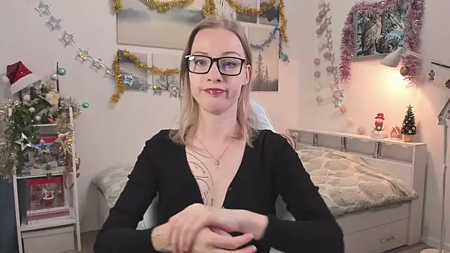 Snapshot of MissRightX chatting on December 15, 10:41 am MissRightX online show from December 15, 10:41 am