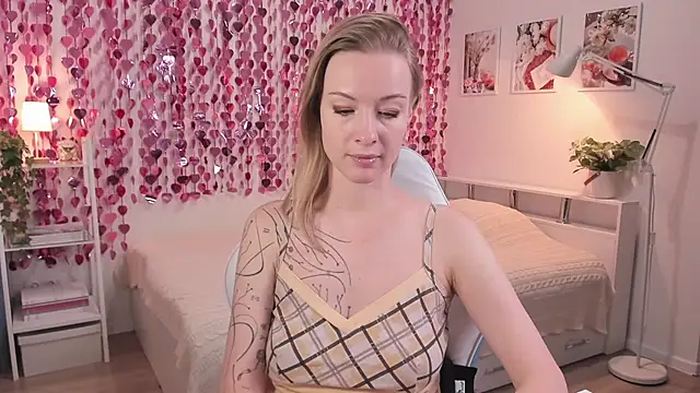 Snapshot of MissRightX chatting on February 3, 10:09 am MissRightX online show from February 3, 10:09 am