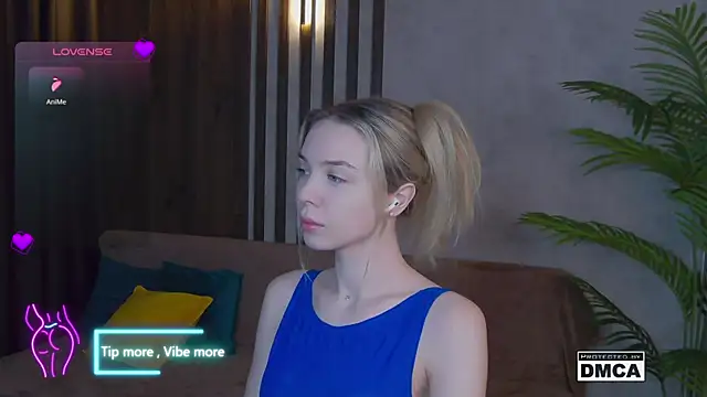 Snapshot of Holl1Would chatting on January 28, 3:36 am Holl1Would online show from January 28, 3:36 am