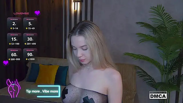 Snapshot of Holl1Would chatting on February 1, 6:43 am Holl1Would online show from February 1, 6:43 am