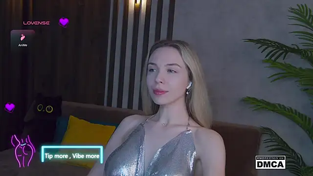 Snapshot of Holl1Would chatting on February 14, 3:33 am Holl1Would online show from February 14, 3:33 am