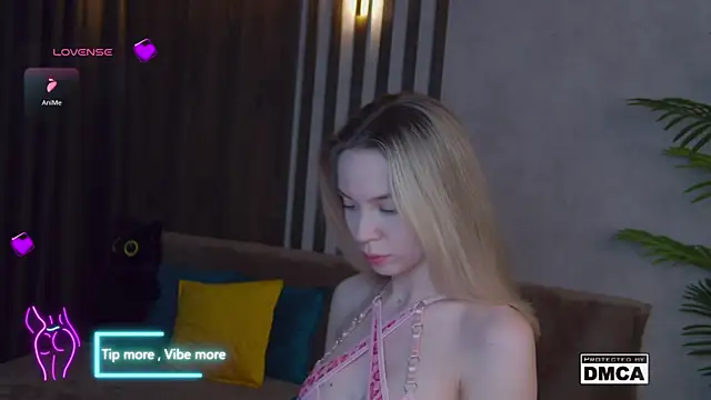 Snapshot of Holl1Would chatting on February 16, 3:26 am Holl1Would online show from February 16, 3:26 am