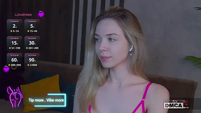 Snapshot of Holl1Would chatting on February 23, 6:28 am Holl1Would online show from February 23, 6:28 am