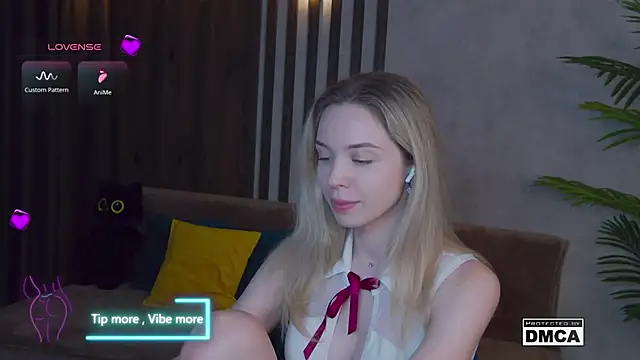 Snapshot of Holl1Would chatting on February 23, 11:14 pm Holl1Would online show from February 23, 11:14 pm