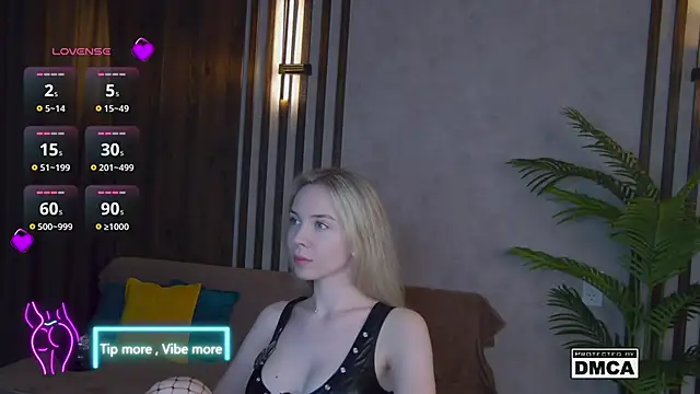 Snapshot of Holl1Would chatting on March 12, 7:38 pm Holl1Would online show from March 12, 7:38 pm