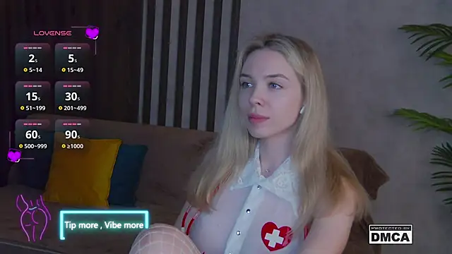 Snapshot of Holl1Would chatting on March 14, 6:53 am Holl1Would online show from March 14, 6:53 am