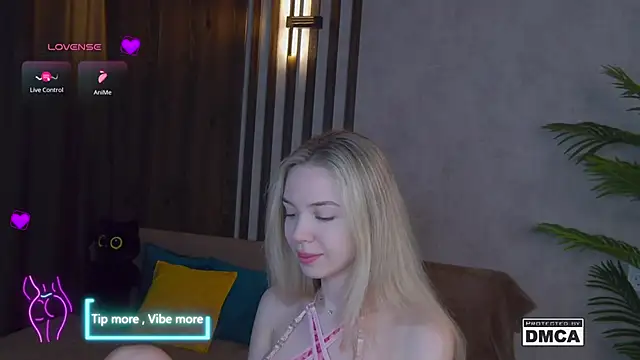 Snapshot of Holl1Would chatting on March 19, 3:41 am Holl1Would online show from March 19, 3:41 am