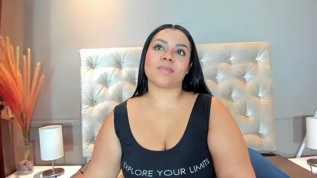 Snapshot of MelanyShayk chatting on December 13, 3:21 pm MelanyShayk online show from December 13, 3:21 pm