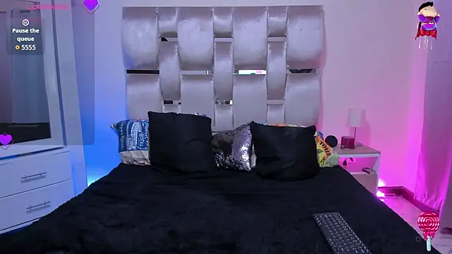 Snapshot of MelanyShayk chatting on June 19, 4:17 am MelanyShayk online show from June 19, 4:17 am