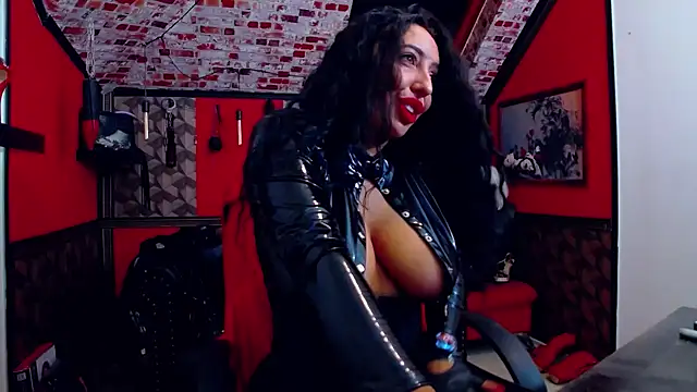 Snapshot of DommeBellatrix chatting on October 7, 5:15 am DommeBellatrix online show from October 7, 5:15 am