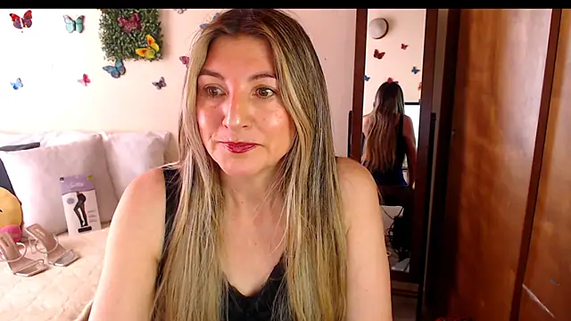 Snapshot of Jolie-Mature chatting on June 22, 9:23 pm Jolie-Mature online show from June 22, 9:23 pm