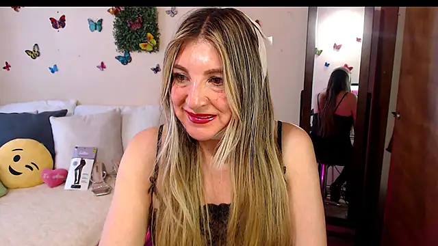 Snapshot of Jolie-Mature chatting on June 23, 10:19 pm Jolie-Mature online show from June 23, 10:19 pm