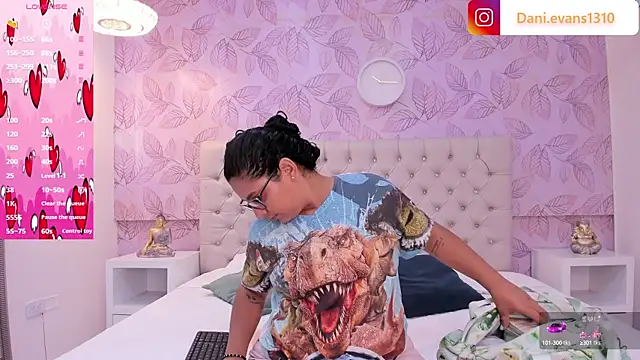 Snapshot of DanielleEvans_ chatting on February 12, 11:29 am DanielleEvans online show from February 12, 11:29 am