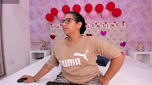 Snapshot of DanielleEvans_ chatting on February 14, 11:21 am DanielleEvans online show from February 14, 11:21 am