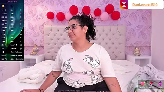 Snapshot of DanielleEvans_ chatting on February 18, 10:36 pm DanielleEvans online show from February 18, 10:36 pm