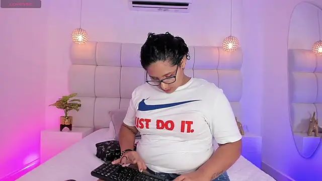 Snapshot of DanielleEvans_ chatting on September 19, 11:22 am DanielleEvans online show from September 19, 11:22 am