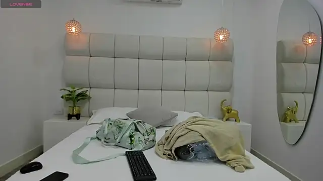 Snapshot of DanielleEvans_ chatting on October 1, 11:27 am DanielleEvans online show from October 1, 11:27 am