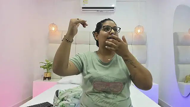 Snapshot of DanielleEvans_ chatting on October 3, 11:18 am DanielleEvans online show from October 3, 11:18 am