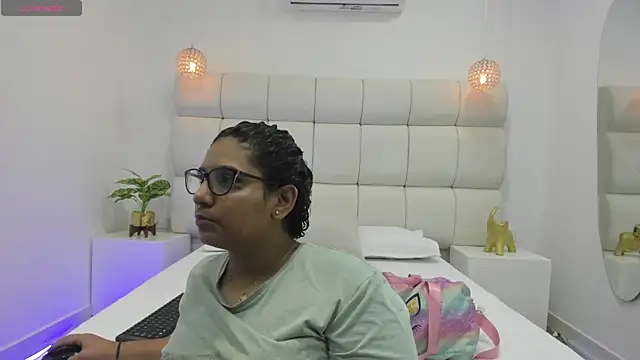 DanielleEvans  online show from October 20, 11:21 am