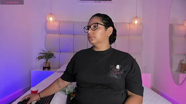 DanielleEvans  online show from October 21, 11:22 am