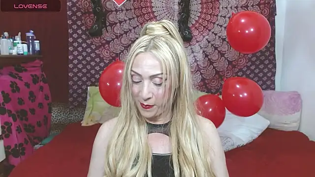 Snapshot of elena_evans chatting on February 17, 8:47 pm elena evans online show from February 17, 8:47 pm