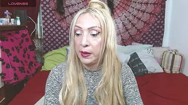 Snapshot of elena_evans chatting on March 19, 8:32 pm elena evans online show from March 19, 8:32 pm