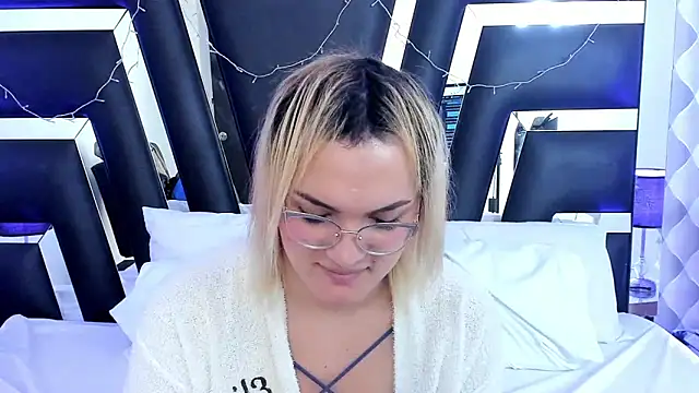 Snapshot of katya_kozlov chatting on March 1, 11:17 am katya kozlov online show from March 1, 11:17 am