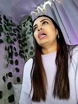 Snapshot of aisha_es chatting on February 22, 6:19 pm aisha es online show from February 22, 6:19 pm