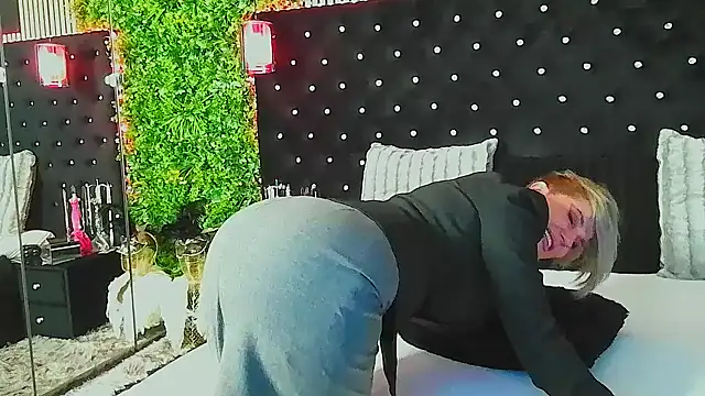 Snapshot of InannaStar chatting on March 10, 10:42 am InannaStar online show from March 10, 10:42 am