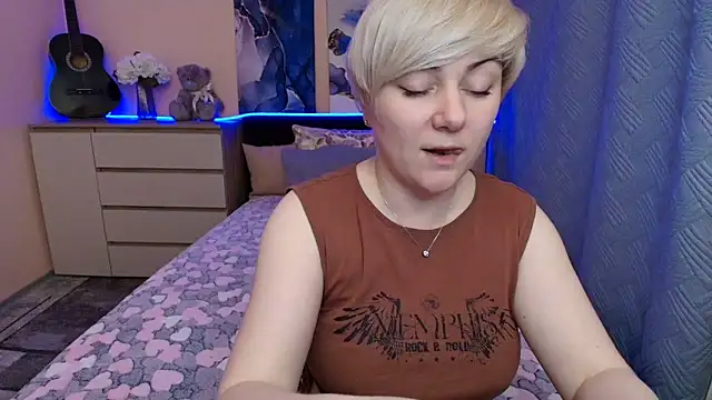 Snapshot of BlondPearl chatting on May 25, 7:53 pm BlondPearl online show from May 25, 7:53 pm