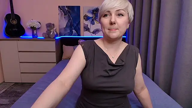 Snapshot of BlondPearl chatting on July 28, 8:52 pm BlondPearl online show from July 28, 8:52 pm