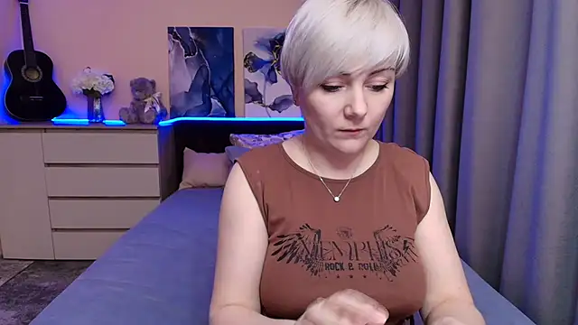 Snapshot of BlondPearl chatting on August 2, 9:02 pm BlondPearl online show from August 2, 9:02 pm