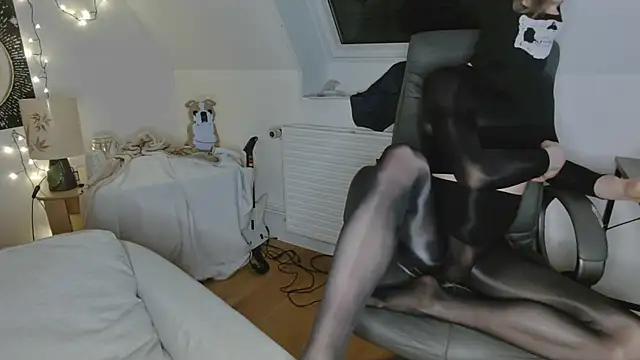 Nyl0nnickb0y online show from March 18, 9:18 pm