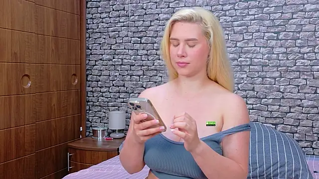 Snapshot of CuteBlondeMe chatting on July 6, 5:59 pm CuteBlondeMe online show from July 6, 5:59 pm