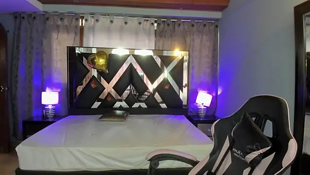 Snapshot of Linda4Petite chatting on June 9, 6:52 pm Linda4Petite online show from June 9, 6:52 pm