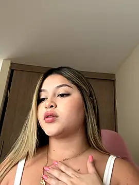 lunablossom  online show from October 4, 8:07 pm