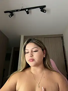 lunablossom  online show from February 25, 11:47 pm