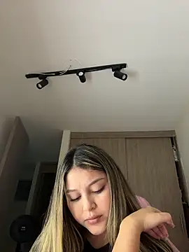 lunablossom  online show from March 7, 4:20 am