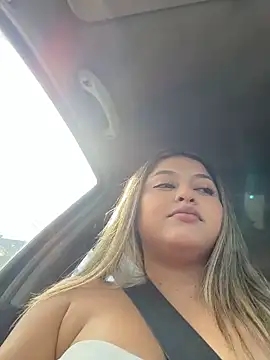 lunablossom  online show from June 15, 8:33 pm