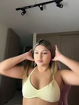 Snapshot of lunablossom_ chatting on June 24, 11:59 pm lunablossom online show from June 24, 11:59 pm