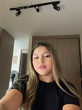 Snapshot of lunablossom_ chatting on July 6, 9:17 pm lunablossom online show from July 6, 9:17 pm