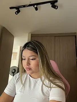 Snapshot of lunablossom_ chatting on July 23, 6:06 pm lunablossom online show from July 23, 6:06 pm