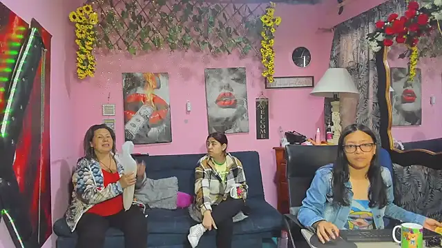 lesbiancuple online show from April 15, 12:12 pm