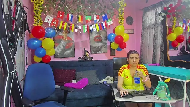 Snapshot of lesbiancuple chatting on June 17, 12:18 pm lesbiancuple online show from June 17, 12:18 pm