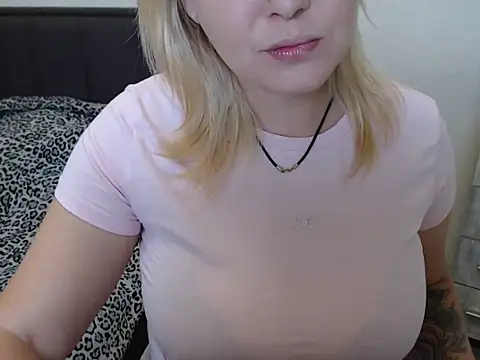 Snapshot of leeilawow chatting on September 10, 6:24 am leeilawow online show from September 10, 6:24 am