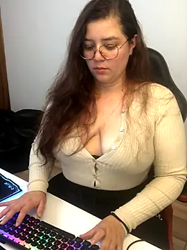 Snapshot of kayortiiz chatting on December 16, 1:32 am kayortiiz online show from December 16, 1:32 am