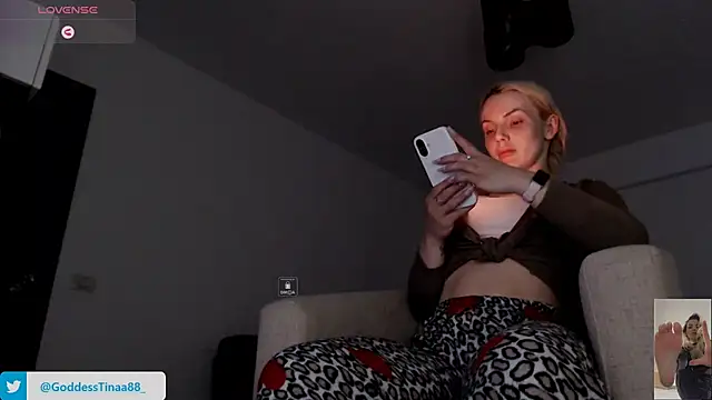 Snapshot of Goddess_Tina chatting on April 27, 5:33 pm Goddess Tina online show from April 27, 5:33 pm