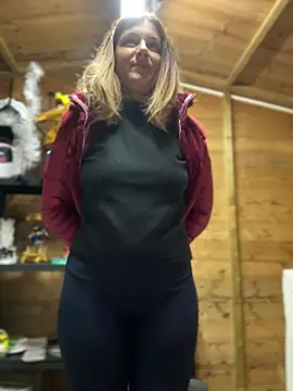 Snapshot of DaisyVibesss chatting on December 8, 4:18 pm DaisyVibesss online show from December 8, 4:18 pm